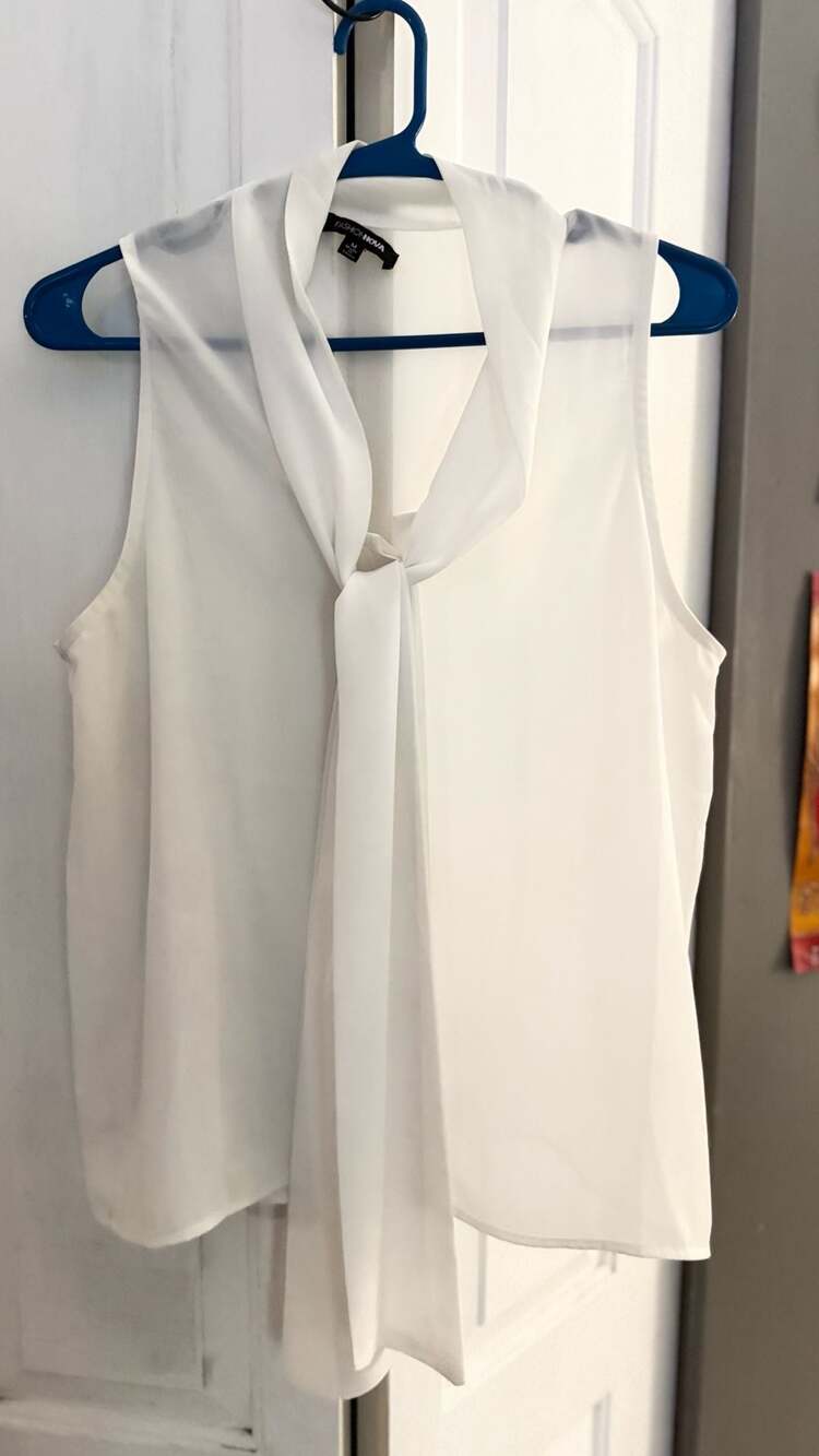 Fashion Nova White Chiffon Sleeveless Tie-Front Blouse Size M